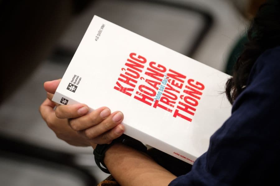 sách “Khủng hoảng không bắt đầu từ truyền thông”